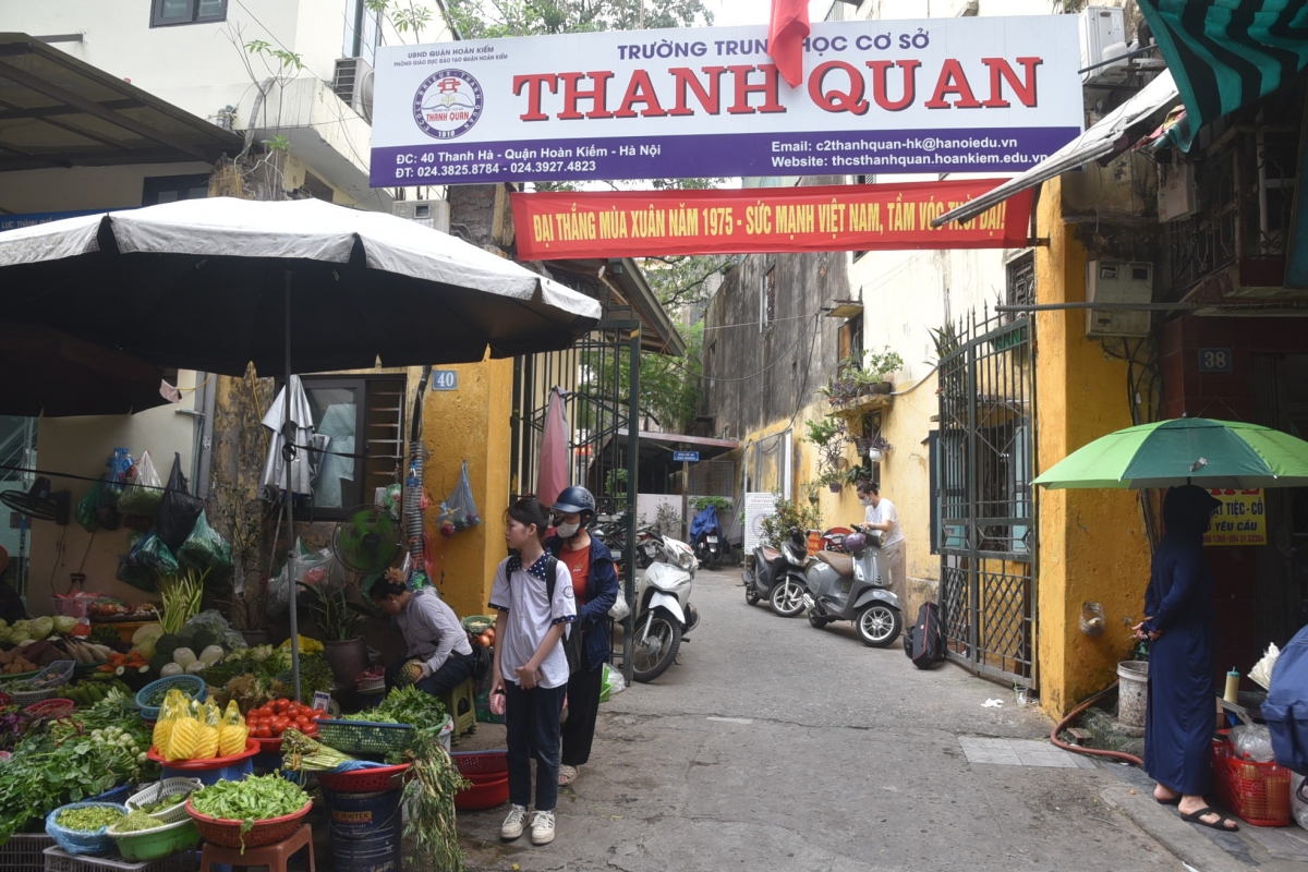 Trường THCS Thanh Quan được chuyển đến địa điểm tại số 40 Thanh Hà, quận Hoàn Kiếm, Hà Nội trong thời gian chờ xây mới