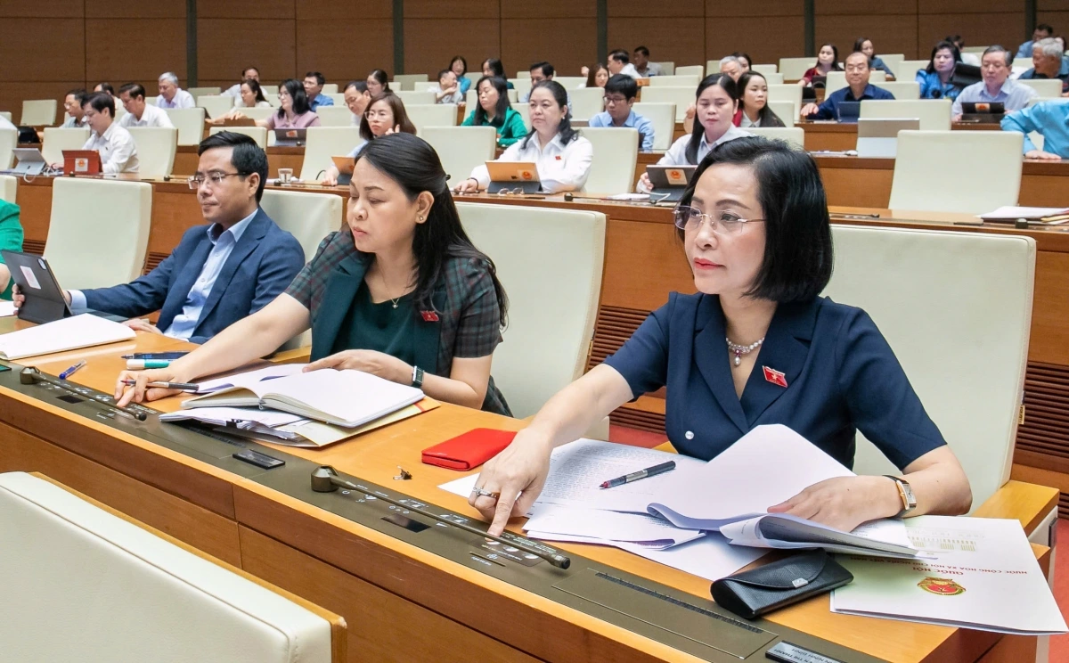 Đại biểu Quốc hội ấn nút biểu quyết trên hội trường, sáng 17/5