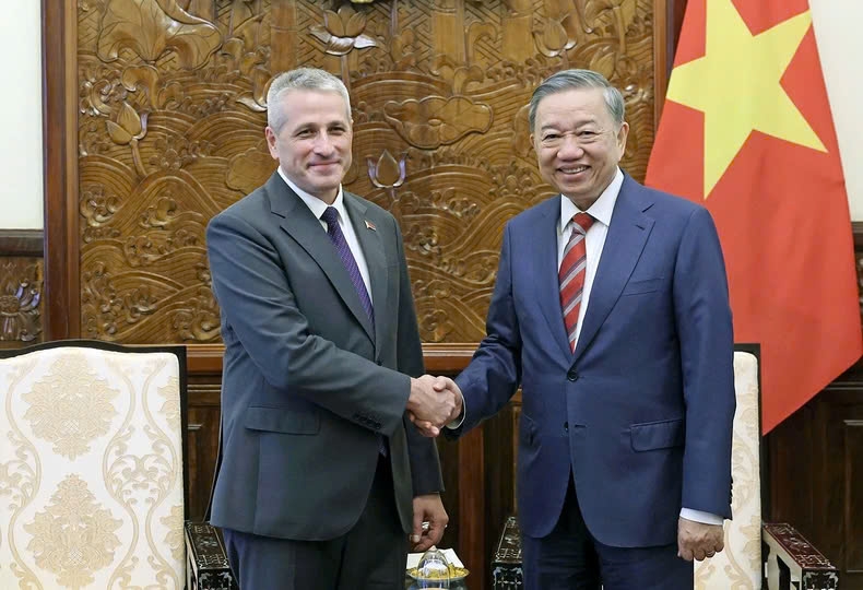 Chủ tịch nước Tô Lâm tiếp Đại sứ Cộng hòa Belarus tại Việt Nam Uladzimir Baravikou, ngày 3/7/2024. (Ảnh: TTXVN)