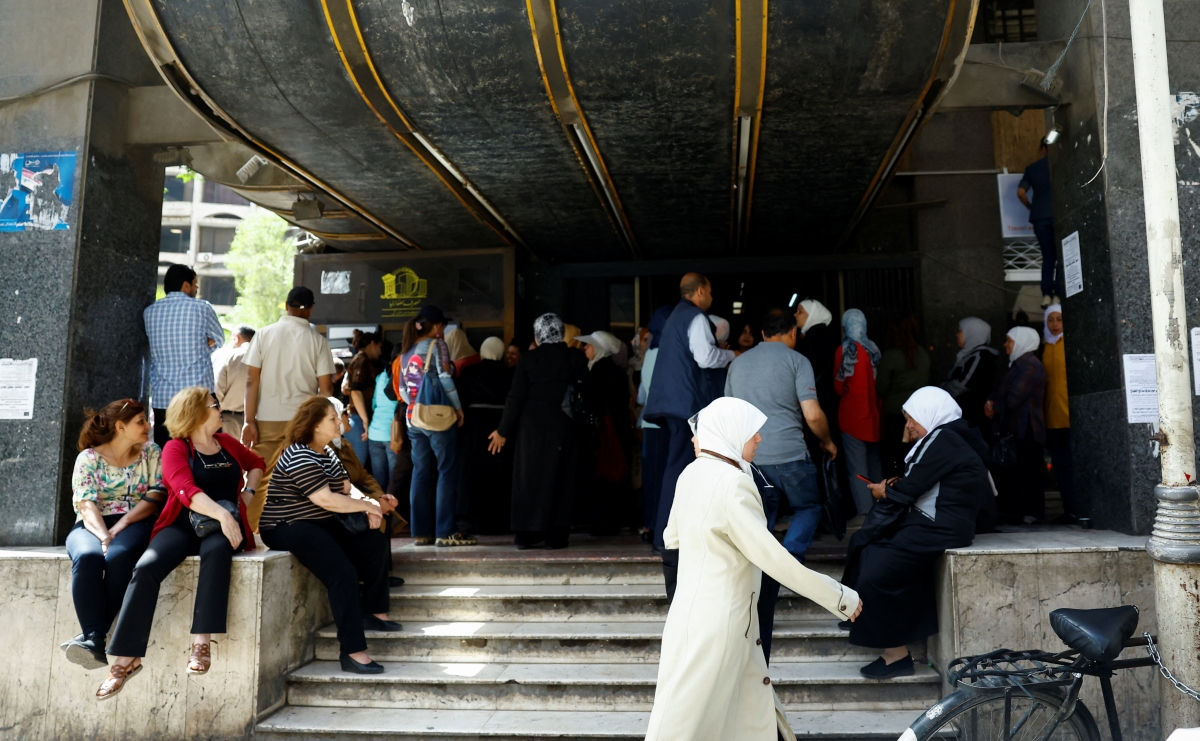 Người dân tụ tập bên ngoài Ngân hàng Thương mại Syria ở Damascus ngày 14/5/2025. (Ảnh: Reuters)