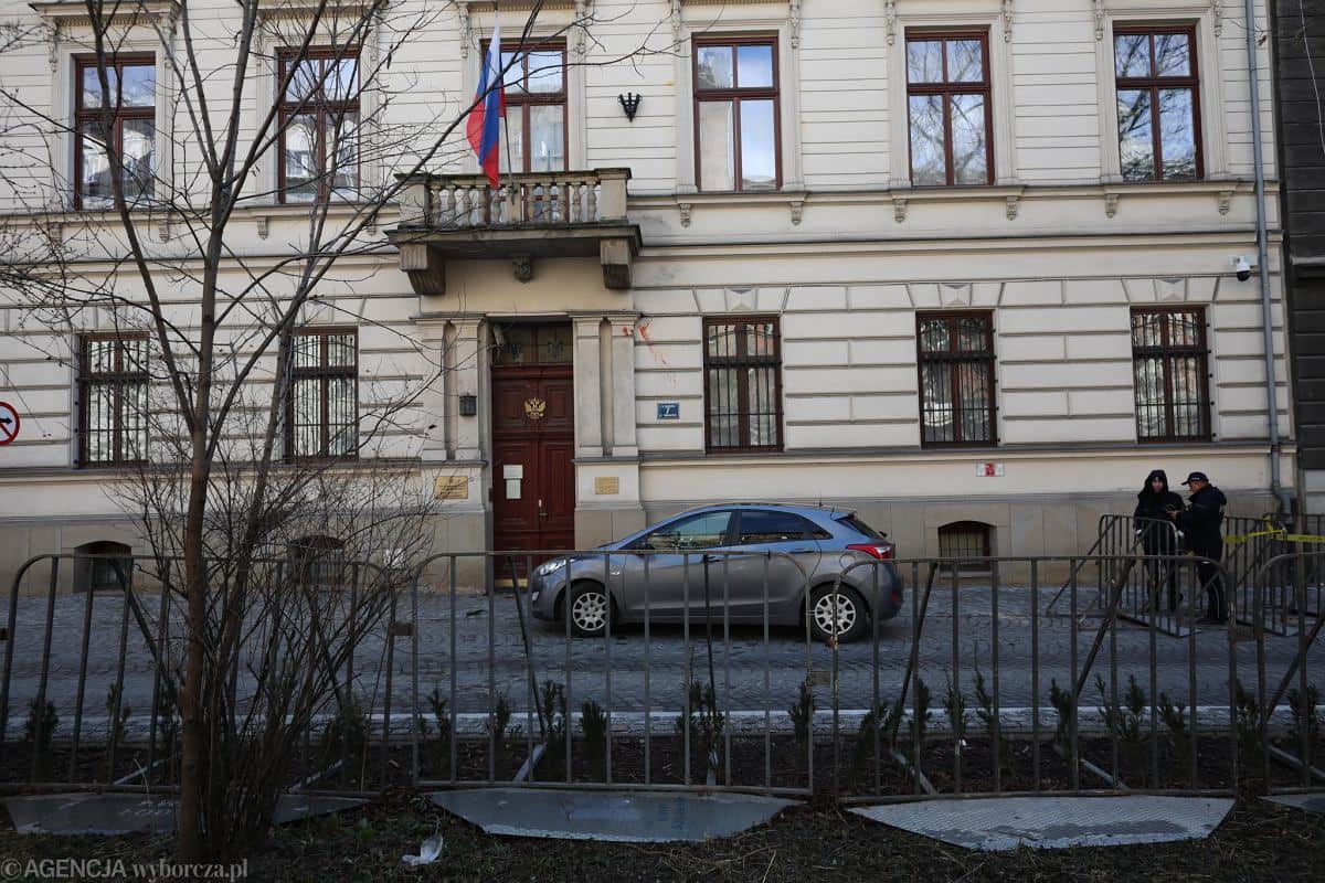 Lãnh sự quán Nga ở Krakow (Ảnh: Kiev Post)