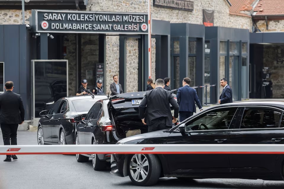 Xe của các đoàn đến địa điểm đàm phán (Ảnh: Reuters)