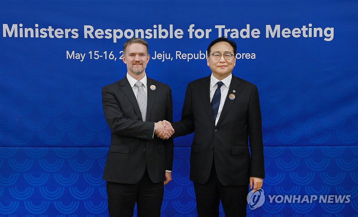 bộ trưởng Thương mại Cheong In Kyo (phải) gặp Đại diện Thương mại Mỹ (USTR) Jamieson Greer (trái). Ảnh: Yonhap