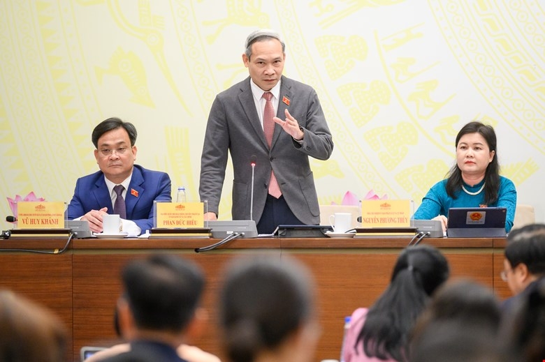 Đại biểu Quốc hội hoạt động chuyên trách tại Ủy ban Kinh tế và Tài chính Phan Đức Hiếu trả lời báo chí. Ảnh: Quốc hội