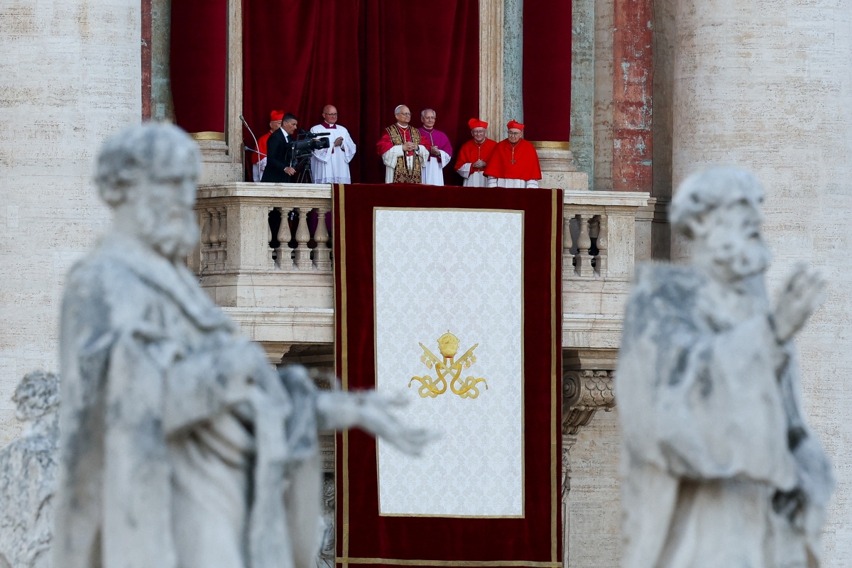 Giáo hoàng Peter xuất hiện trên ban công của Vương cung thánh đường Thánh Peter, tại Vatican ngày 8/5. Ảnh: Reuters