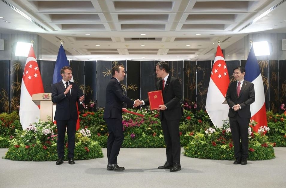 Tổng thống Pháp Emmanuel Macron và Thủ tướng Singapore Lawrence Wong chứng kiến lễ ký kết thỏa thuận. Ảnh: MINDEF