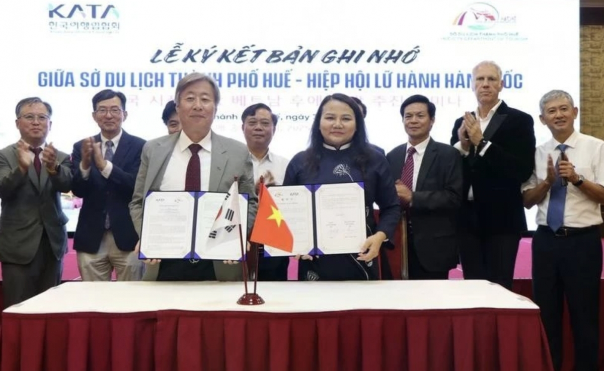 The Hue Department of Tourism signs a memorandum of understanding with the Korea Association of Travel Agents. (Photo: VNA)
