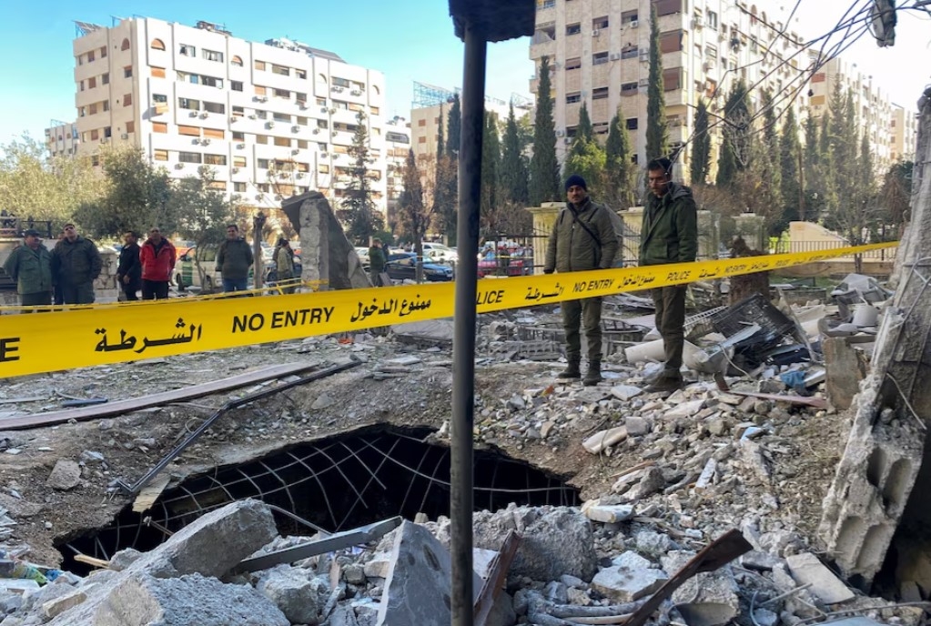 Đống đổ nát sau một cuộc tấn công của Israel vào Syria. Ảnh: Reuters