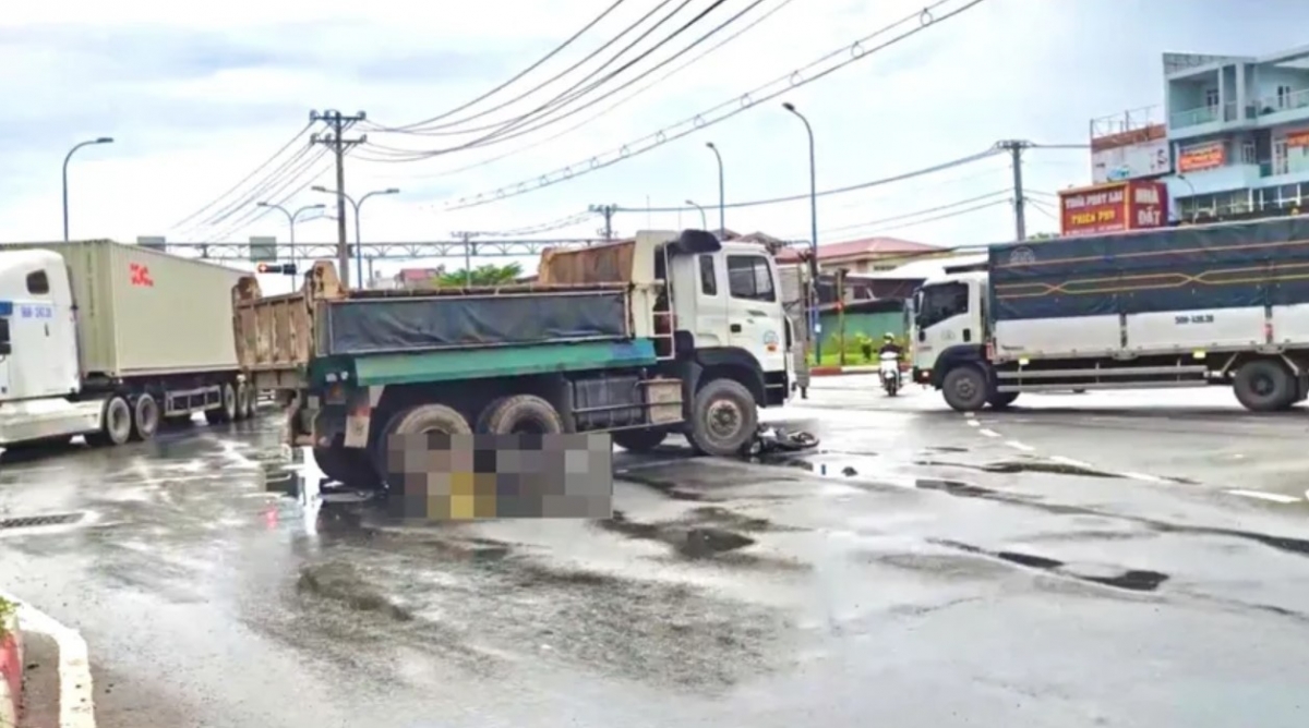 Hiện trường vụ va chạm với xe ben khi đang chờ đèn đỏ, một phụ nữ tử vong