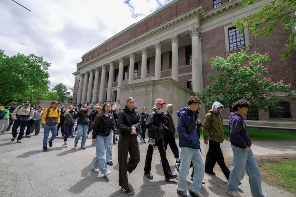 Các sinh viên trường Harvard. Ảnh: Reuters