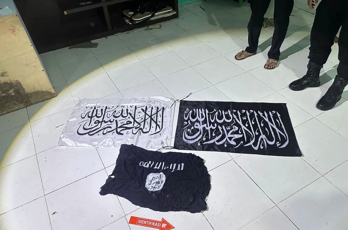 Lực lượng đặc nhiệm chống khủng bố Indonesia thu giữ một số bằng chứng khi bắt giữ nghi phạm khủng bố có liên hệ với IS. Ảnh: Antara