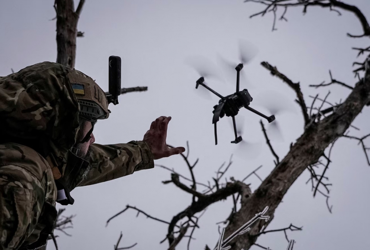 Một người lính Ukraine điều khiển UAV. Ảnh: Reuters