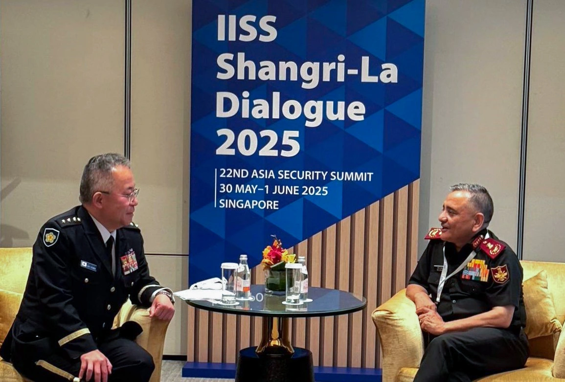 Tổng tham mưu trưởng Quốc phòng Ấn Độ, Tướng Anil Chauhan (phải) tại Đối thoại Shangri-La 2025. Ảnh: ANI