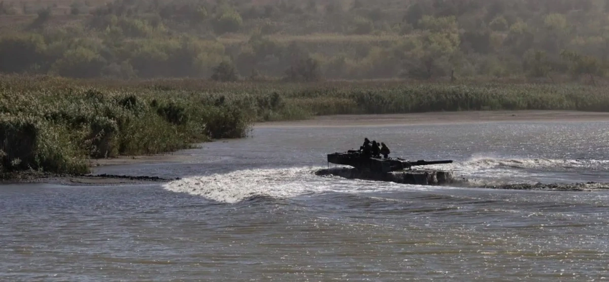 Xe tăng Leopard 2A4 của Ukraine vượt sông ở khu vực Donetsk năm 2024. Ảnh: Bộ Quốc phòng Ukraine