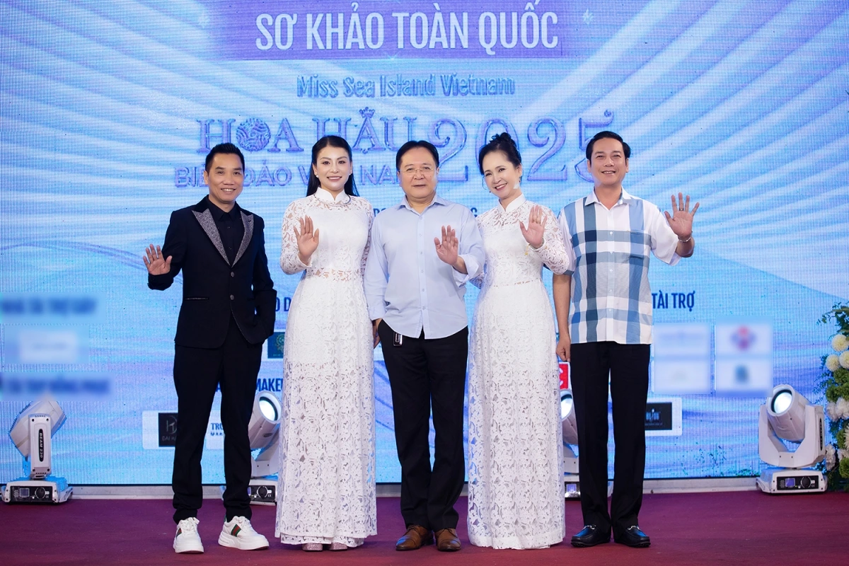 NSND Vương Duy Biên (giữa) đảm nhận vai trò cố vấn chuyên môn