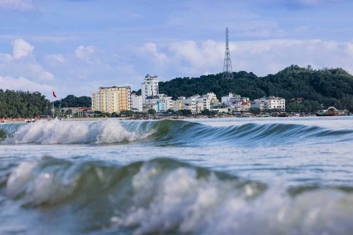Du lịch góp phần quan trọng thay đổi diện mạo của Cô Tô, giữ vai trò chủ đạo trong cơ cấu kinh tế của địa phương, tạo ra nhiều việc làm, nâng cao thu nhập và đời sống của người dân