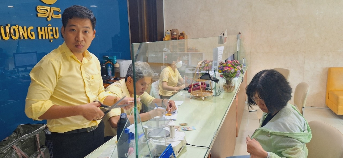 Khách hàng đi mua vàng ở SJC