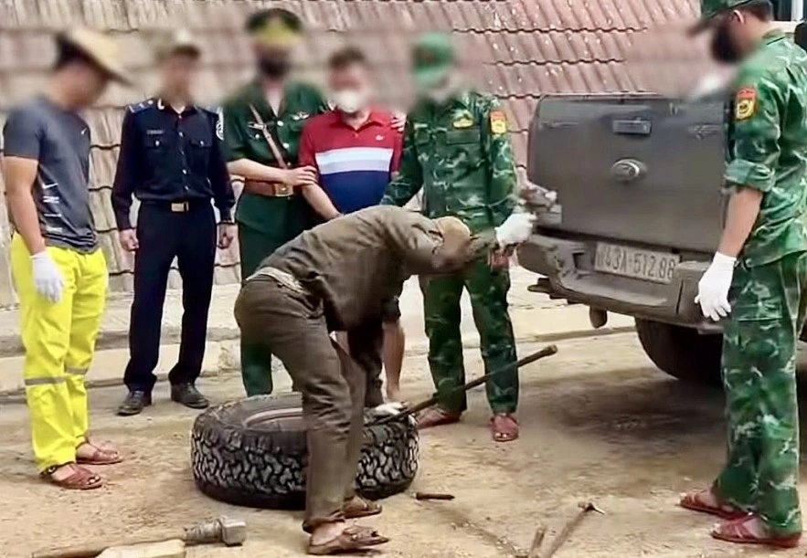 Lực lượng chức năng Quảng Nam phát hiện ma tuý cất giấu trong lốp xe dự phòng
