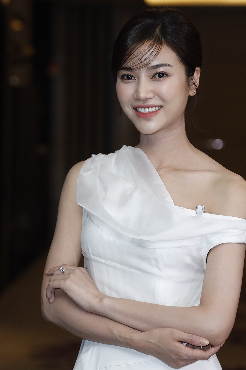 Anh Đào xuất hiện xinh đẹp ở họp báo phim mới. Cô tái ngộ Trọng Lân, vào vai bố, mẹ đơn thân trong phim "Cầu vồng ở phía chân trời".