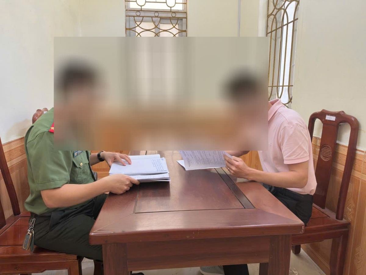 Phòng An ninh mạng và phòng, chống tội phạm sử dụng công nghệ cao (Công an Hải Phòng) làm việc với ông H.B