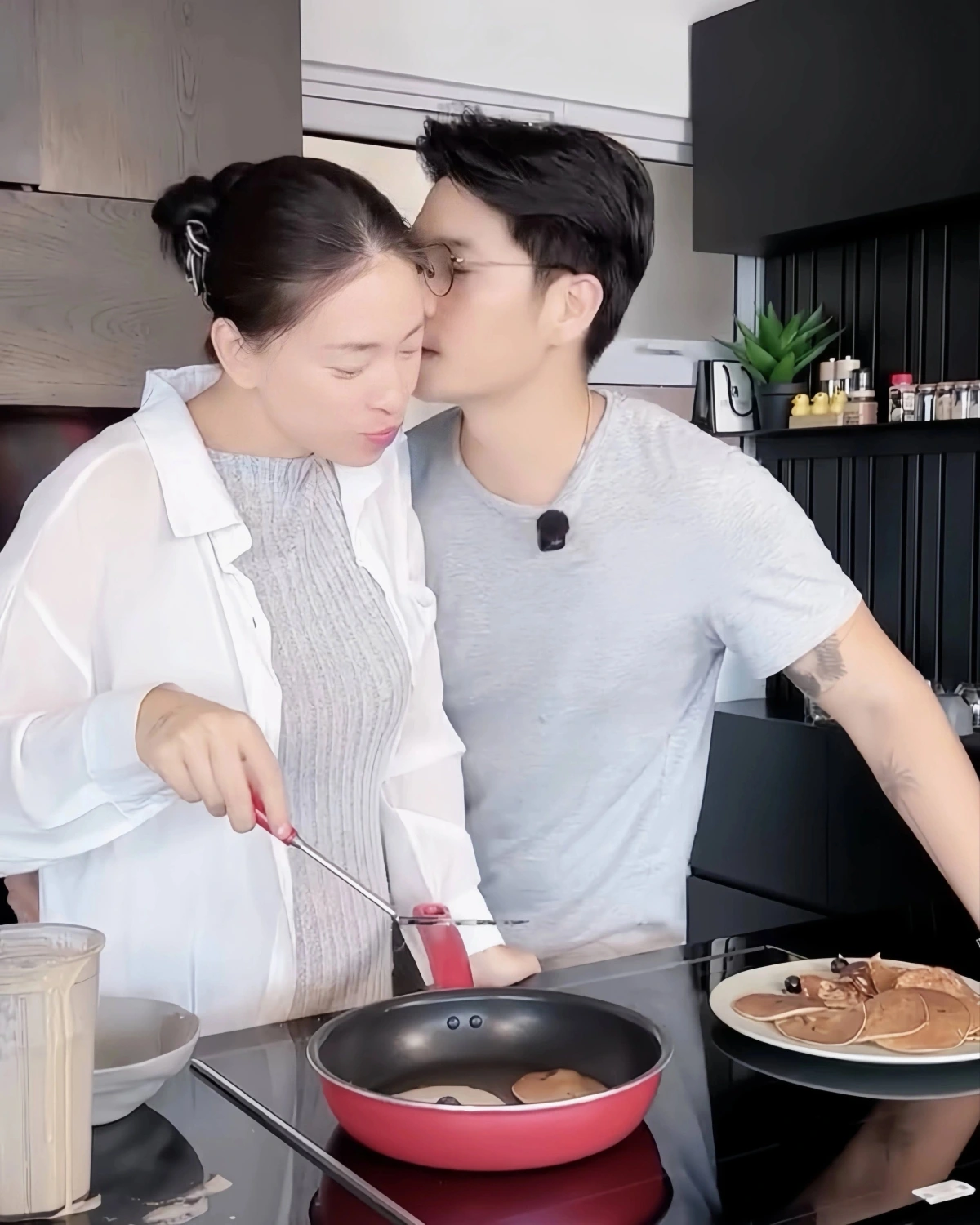 Ngô Thanh Vân được ông xã Huy Trần khen giỏi khi vào bếp hỗ trợ chồng nấu nướng. Những tháng đầu thai kỳ, nữ diễn viên dành thời gian nghỉ ngơi. Cô khoe được chồng lo lắng và chăm sóc 'từng ly từng tí', nấu cho những bữa ăn đủ dinh dưỡng để bồi bổ sức khỏe.
