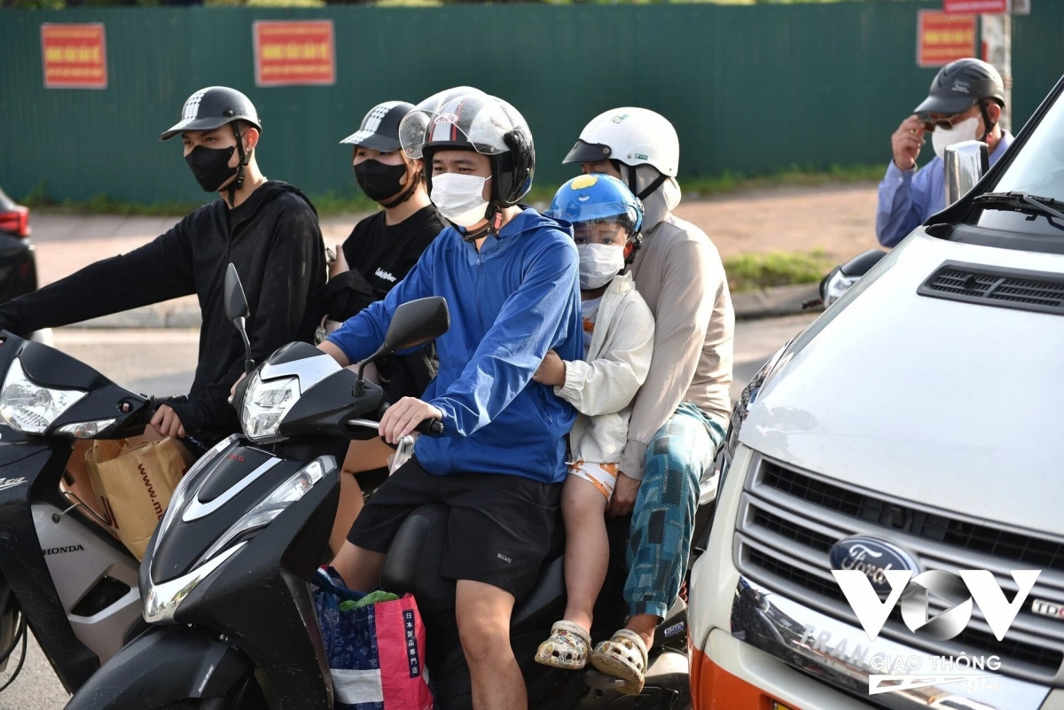 Lực lượng chức năng khuyến cáo người dân trở lại làm việc cần tránh các khung giờ cao điểm, lựa chọn tuyến đường phù hợp để tránh ùn tắc, tuân thủ luật giao thông đường bộ, không sử dụng rượu bia.