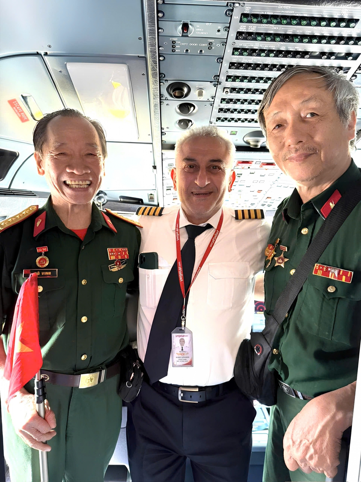 Chuyến bay Vietjet bất ngờ được chào đón các cựu chiến binh từng tham gia đánh chiếm Dinh Độc Lập ngày 30/4/1975