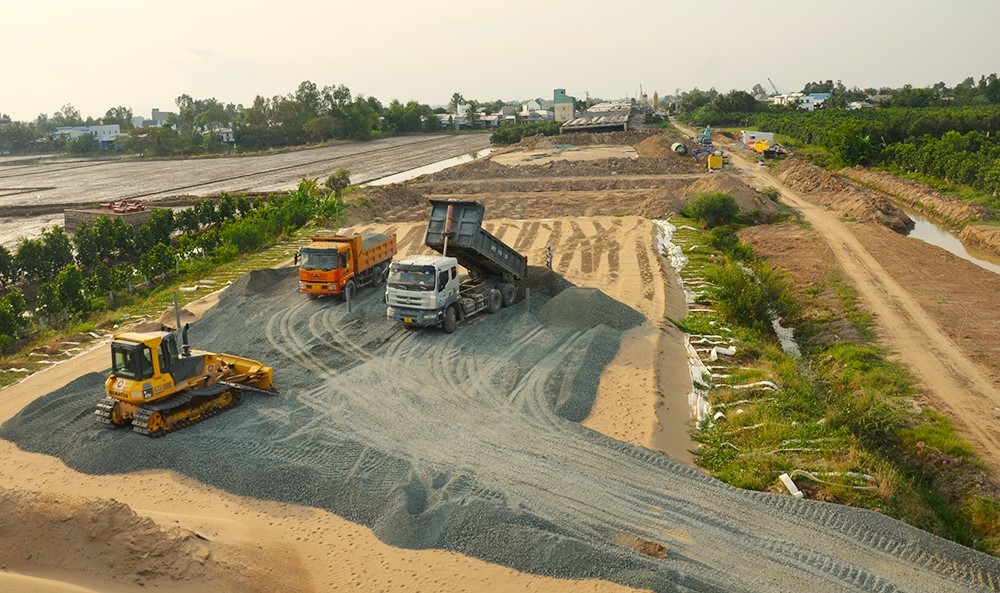 Nhiều đoạn tuyến đã rõ hình hài; cầu, cống đang dần được hoàn thiện