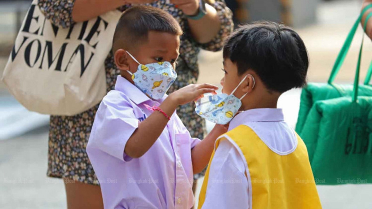 Trẻ em ở thủ đô Bangkok đeo khẩu trang phòng COVID-19. Ảnh: BANGKOK POST