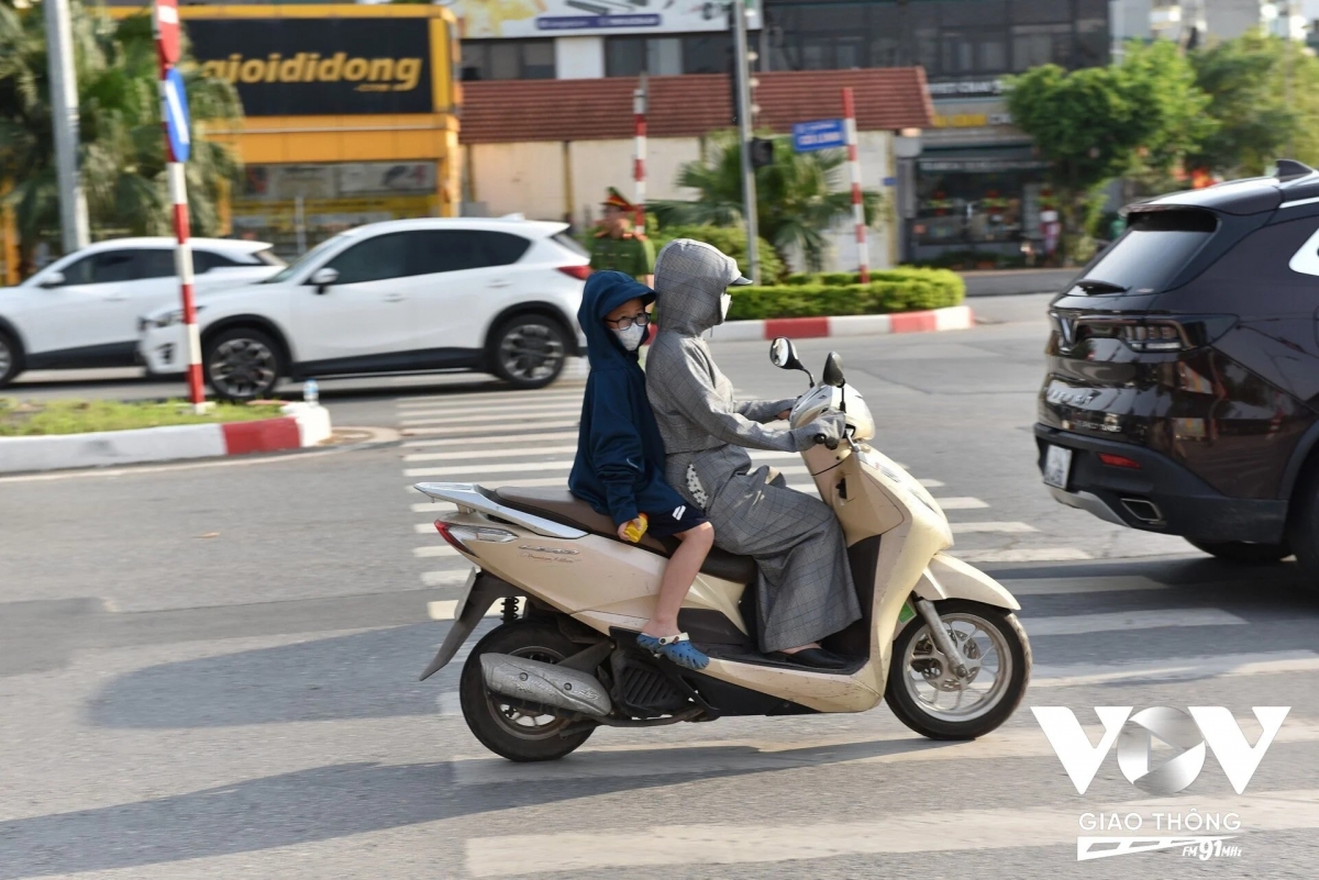 Ghi nhận của PV VOV vào 16h ngày 4/5, tại nút giao Cổ Linh - Thạch Bàn hướng vào trung tâm TP Hà Nội, các phương tiện di chuyển dễ dàng theo điều tiết của lực lượng CSGT.