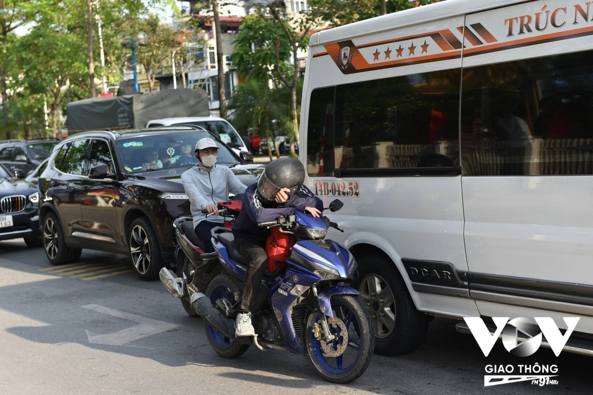 Trời nắng nóng, nhiều người dân vất vả trở lại Thủ đô để bắt đầu làm việc