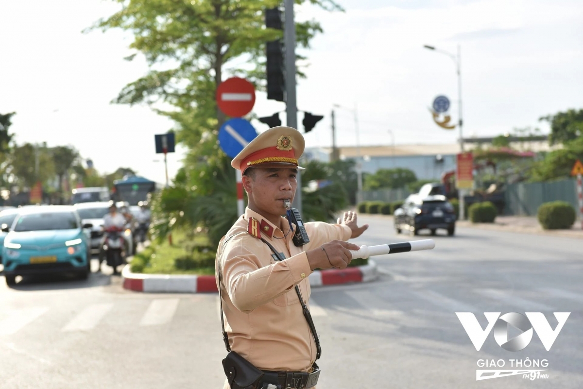 Trên các tuyến giao thông trọng điểm của Đội CSGT đường bộ số 5 (Phòng CSGT, Công an TP. Hà Nội) quản lý từ 15h chiều 4/5 lưu lượng phương tiện tăng cao.
