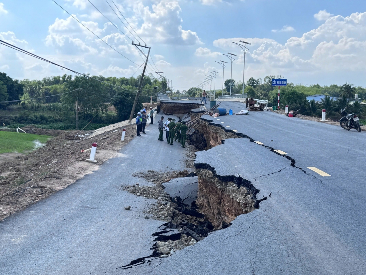 Hiện trường vụ sập đường dẫn cầu Hòa Bình vừa khánh thành ở Tây Ninh vào ngày 11/5 vừa qua.