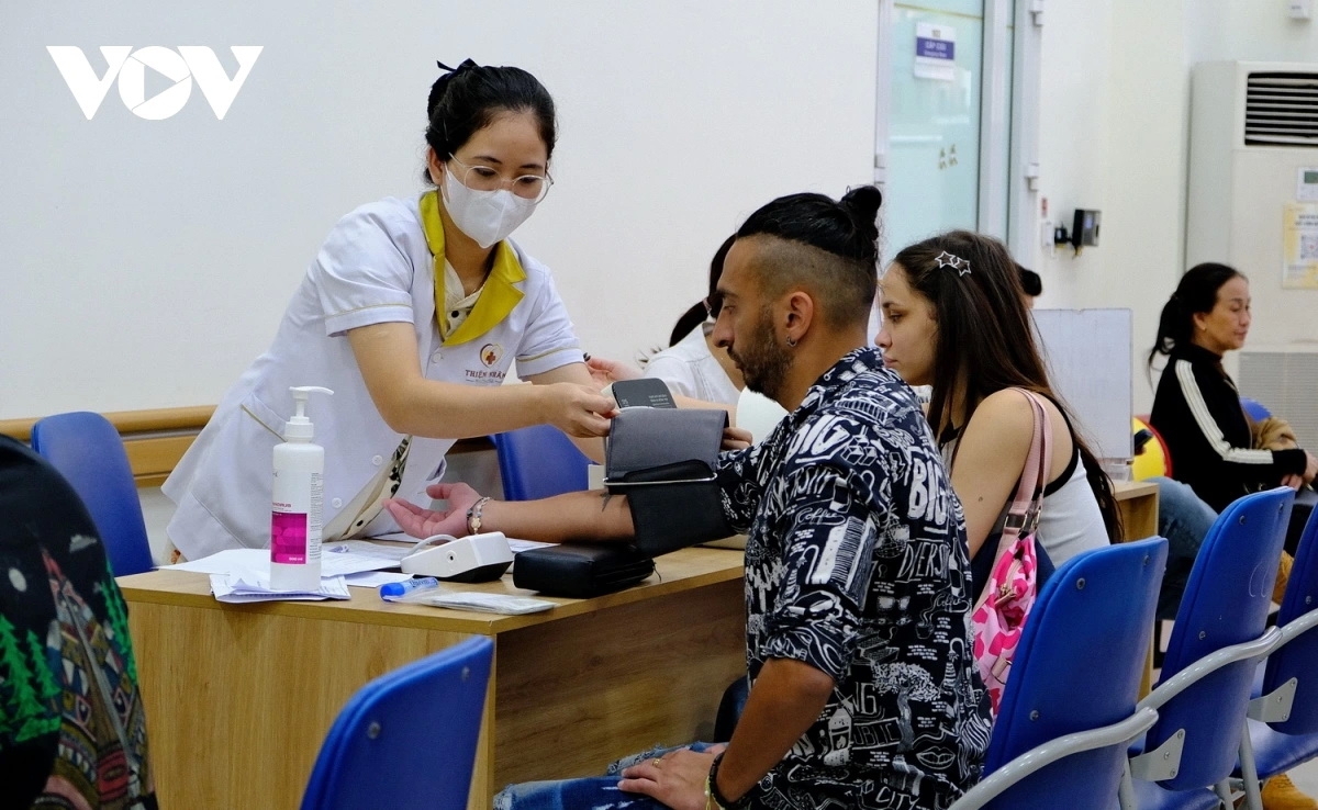 Khách du lịch nước ngoài đến khám, chữa bệnh tại một bệnh viện ở Đà Nẵng