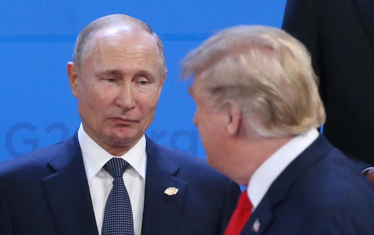 Tổng thống Nga Vladimir Putin (trái) gặp Tổng thống Mỹ Donald Trump tại Hội nghị thượng đỉnh G20 vnăm 2018 tại Buenos Aires, Argentina. Ảnh: Getty Images