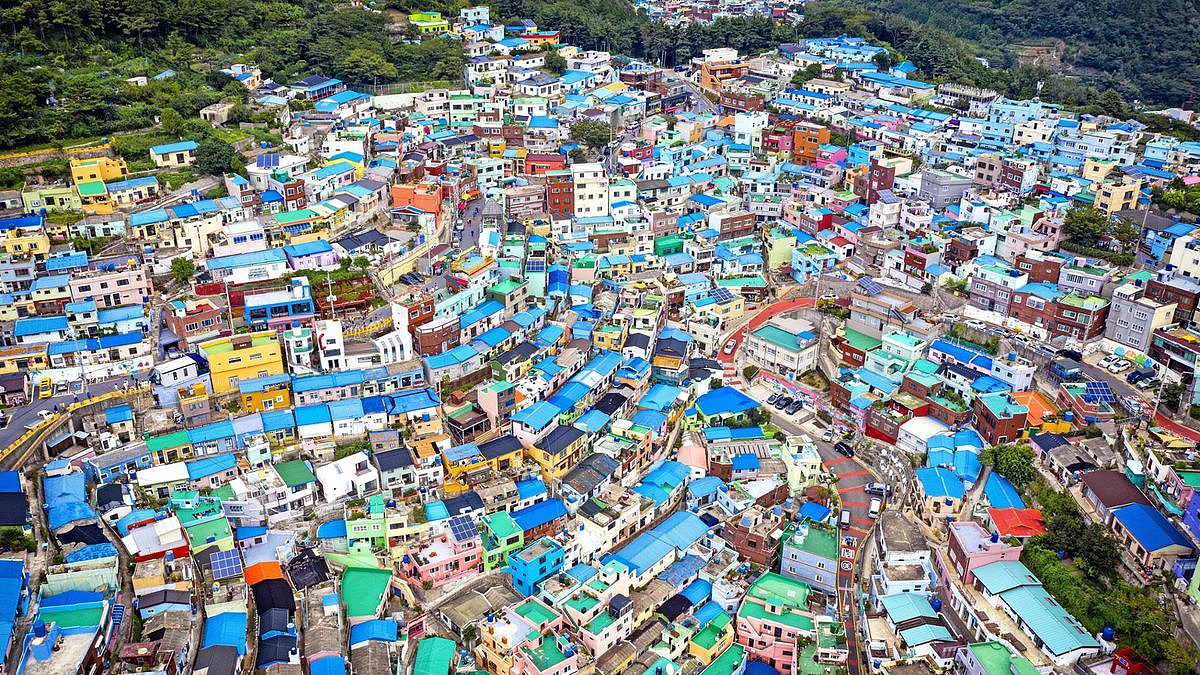 Làng văn hóa Gamcheon ở Busan, ban đầu là nơi định cư của những người tị nạn trong chiến tranh Triều Tiên 1950-1953, đã được chuyển đổi thành một điểm thu hút khách du lịch sôi động sau khi sinh viên, nghệ sĩ và cư dân trang trí khu vực này như một phần của Dự án nghệ thuật làng vào năm 2009. Ảnh: Tổ chức du lịch Busan.