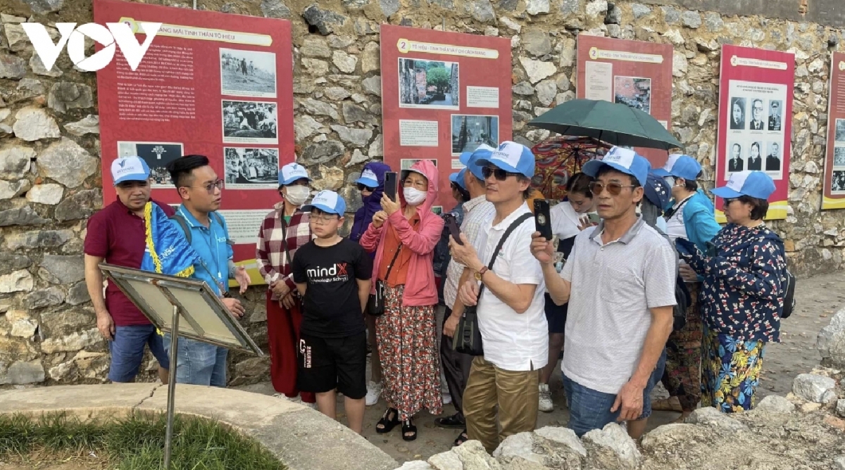 Additionally, a special exhibition themed "Bai Ca Thong Nhat" (Song of Reunification) has been opened at the Son La Prison Special National Relic Site as part of the activities to commemorate the special event.
