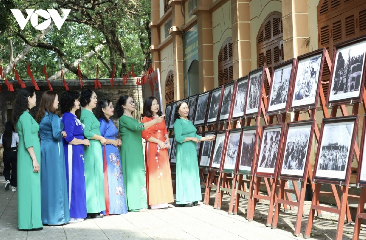 The exhibition is divided into two sections: "Son La and the Great Spring 1975 Victory" and "The Country Is Full of Joy." It showcases documents, images, and artifacts, highlighting the contributions of local people to the southern battlefront.