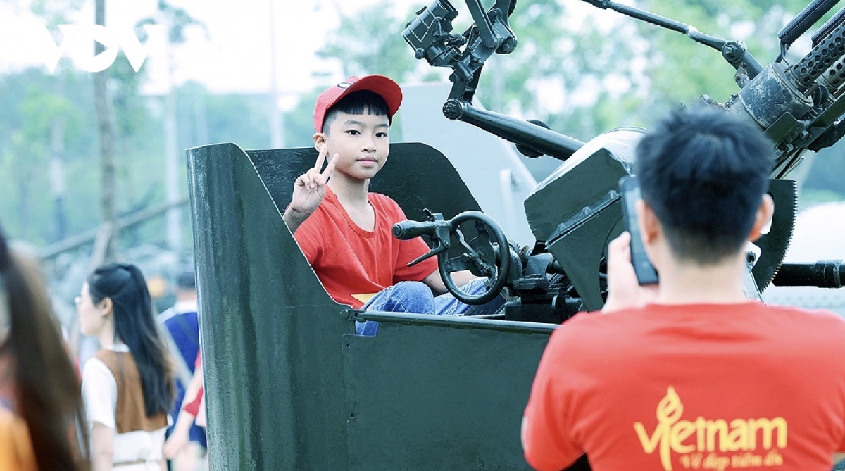 They wear T-shirts printed with the Vietnamese national flag while visiting the museum.