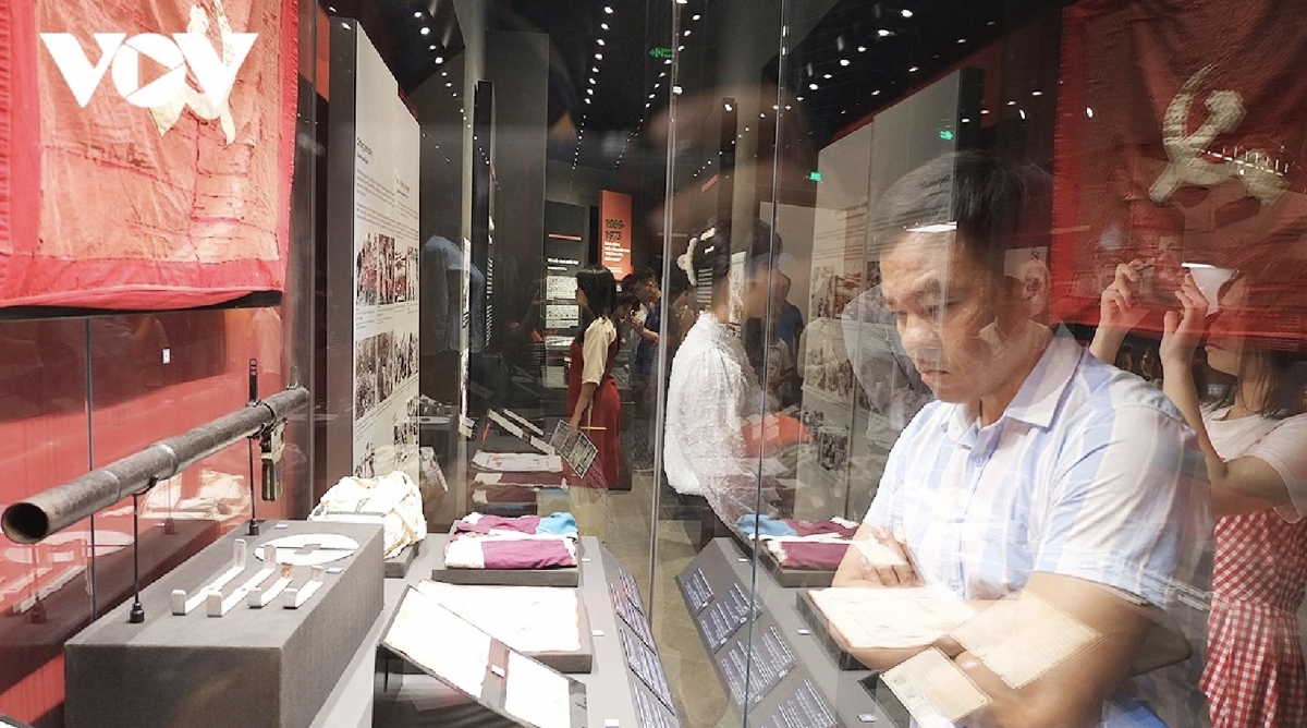 Over 150,000 artifacts, including four national treasures and many other valuable items, are on display throughout the museum.