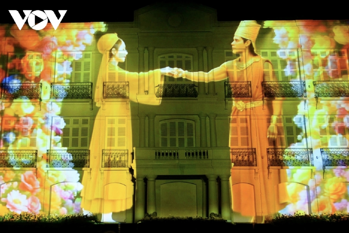 A system of giant projectors is used for the first-ever 3D mapping performance, The Story of Da Nang, which highlights the city's history and significant developments over the past 50 years.