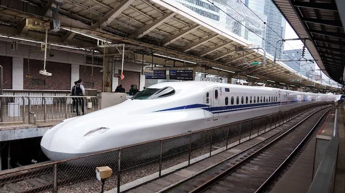 Tàu Shinkansen E5 được Nhật Bản tặng cho Ấn Độ để phục vụ mục đích thử nghiệm và đào tạo kỹ thuật (Ảnh: India Today)