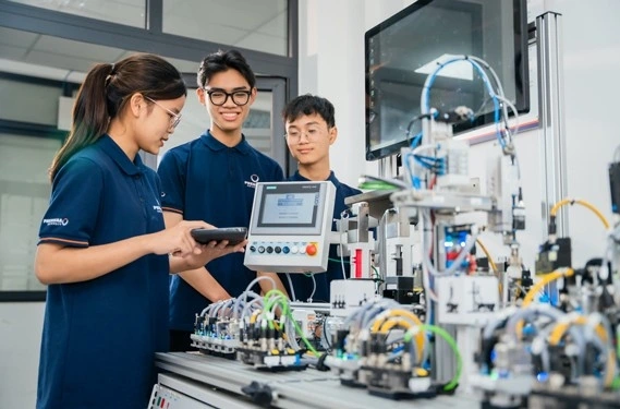 Về nhân lực AI, cầng tăng cường đào tạo và thu hút nguồn nhân lực AI chất lượng cao. (Ảnh minh họa: KT)