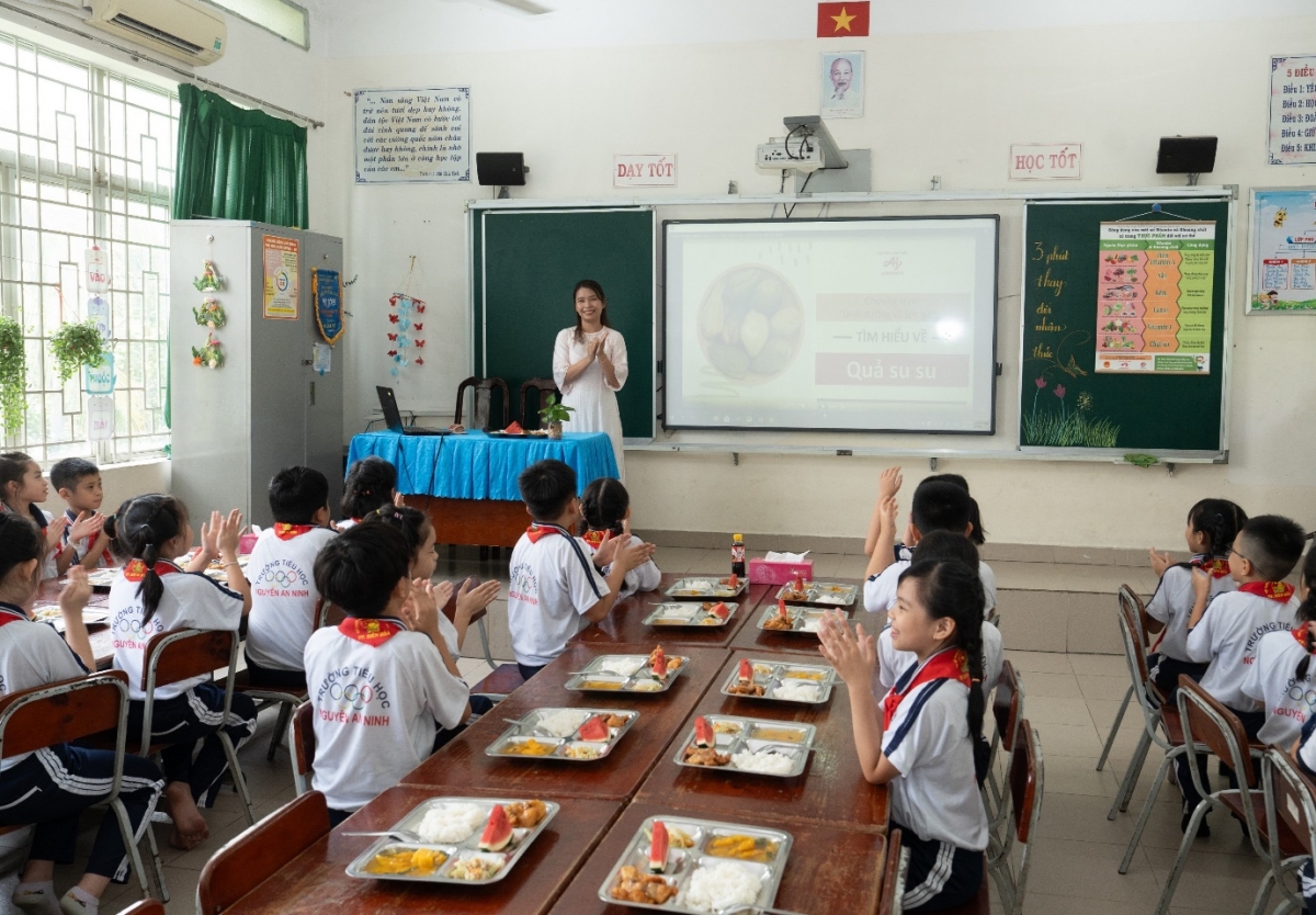 Các em học sinh thưởng thức bữa ăn trưa đầy dinh dưỡng từ Dự án Bữa ăn học đường.