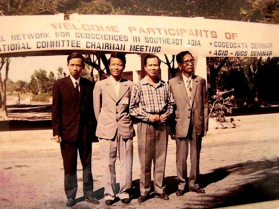 Đồng chí Trần Đức Lương (thứ hai từ trái qua) cùng các thành viên trong đoàn Địa chất Việt Nam tham dự Hội nghị Địa chất Đông Nam Á (GEOSEA) tại Bangkok, Thái Lan năm 1978. Ảnh: GS.TS. Trần Văn Trị.