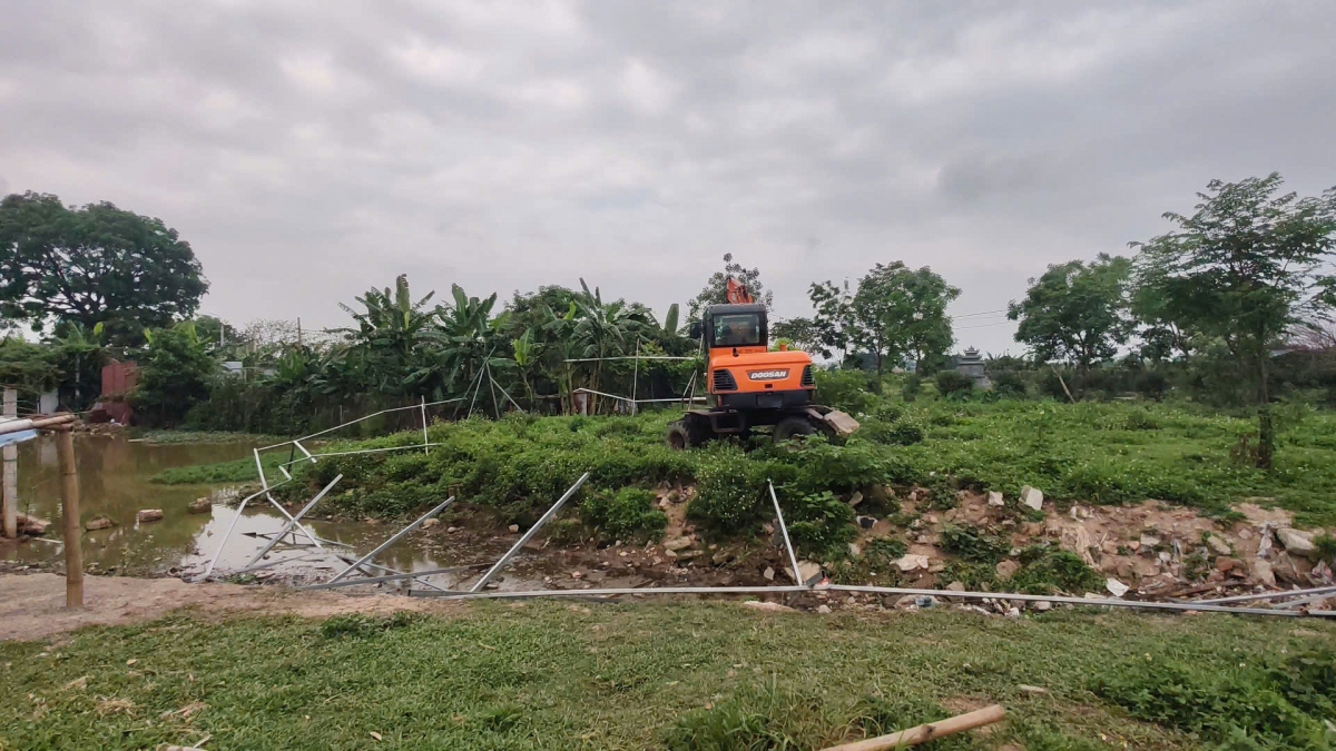 Toàn bộ công trình sai phạm trên đất nông nghiệp; cột, kèo đã được lực lượng chức năng xử lý xong trong sáng nay.