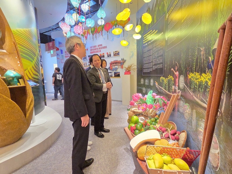 Phó đại diện Việt Nam tại Expo 2025 Osaka, ông Trần Nhất Hoàng giới thiệu các sản phẩm nông nghiệp xuất khẩu hàng đầu của Việt Nam. Nguồn: Cục Hợp tác quốc tế, Bộ VHTTDL