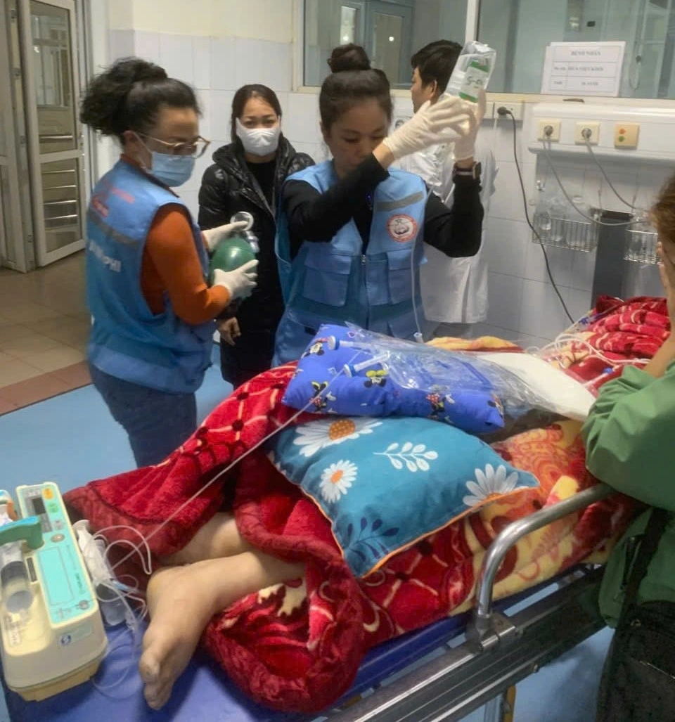 Các thành viên nhóm "Xe cứu thương và mai táng 0 đồng Hà Nội” hỗ trợ đưa bệnh nhân lên xe và chở về quê (Ảnh: NVCC)