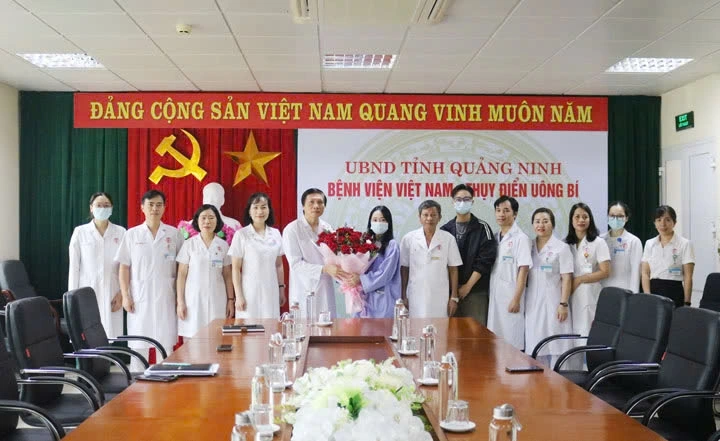 Người bệnh ra viện trong niềm vui mừng của nhân viên y tế và gia đình