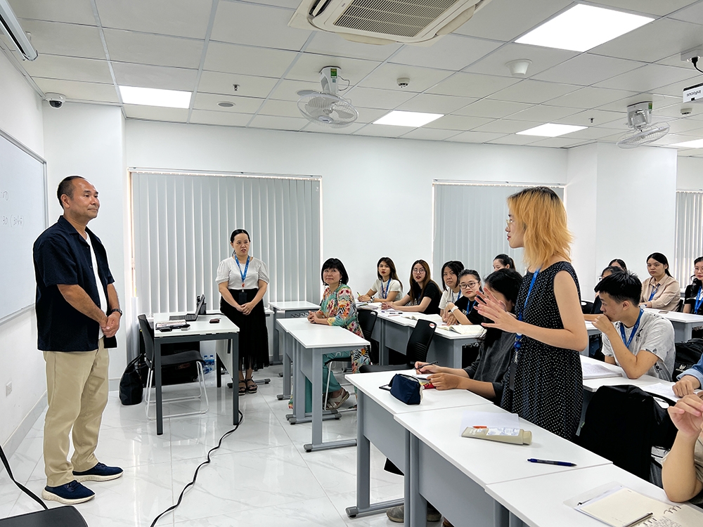 Sinh viên Trường Đại học CMC tự tin giao tiếp với chuyên gia người Nhật trong các workshop và chương trình leader talk với doanh nghiệp Nhật Bản